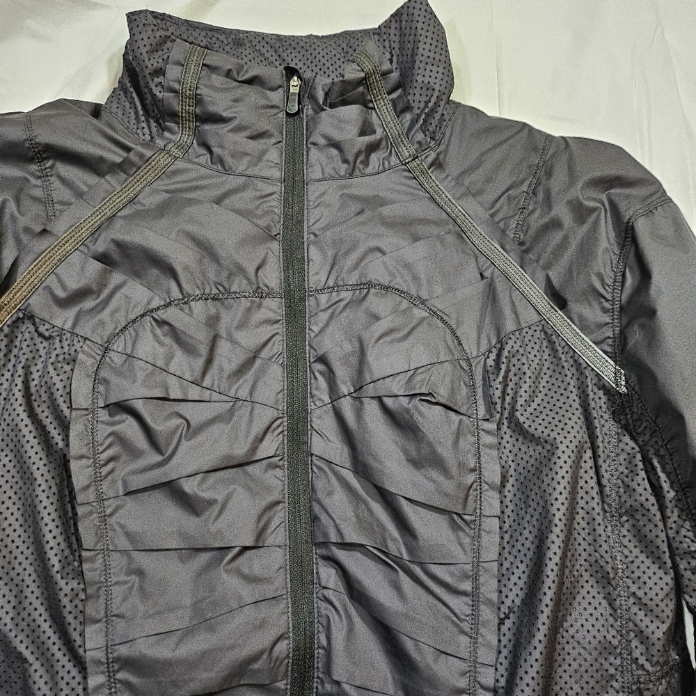 Lululemon Run: Essential Windbreaker Jacket *Glyde (Black) - Picture 8 of 11